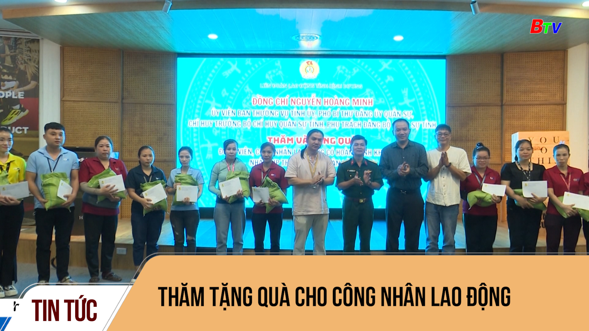 Thăm tặng quà cho công nhân lao động